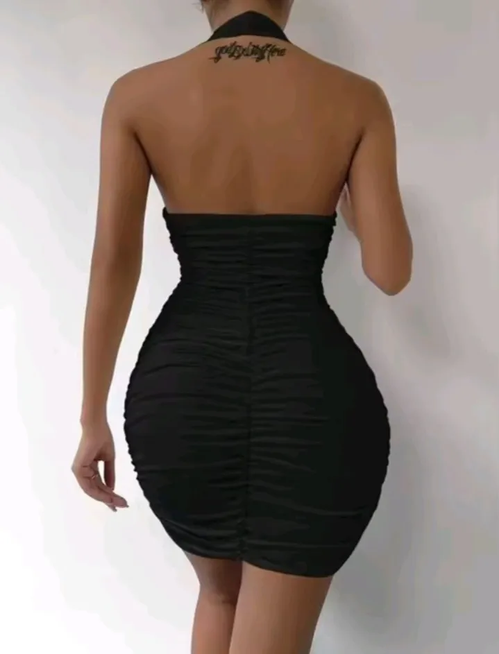 Robe courte dos nu